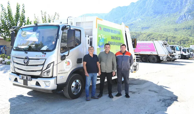 Kemer Belediyesi araç filosuna yeni çöp kamyonu eklendi