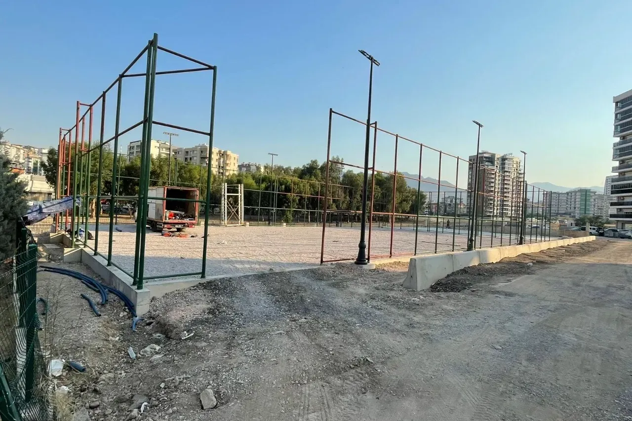 İzmir Büyükşehir’den gençlere beş yeni halı saha