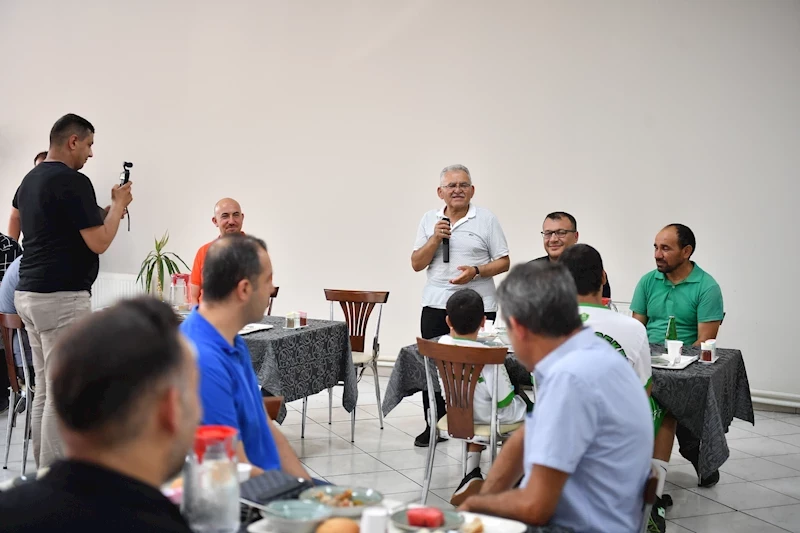 Başkan Büyükkılıç, Ek Hizmet Binasında Belediye Çalışanları ile Yemekte Buluştu