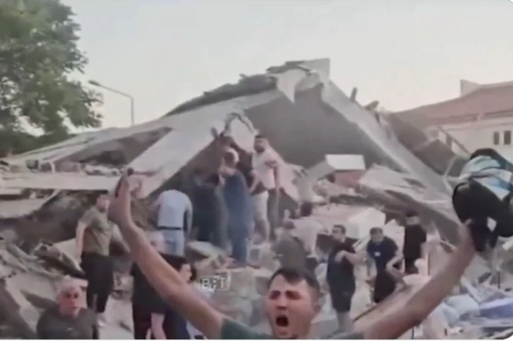 Sındırgı’da bir bina yıkıldı