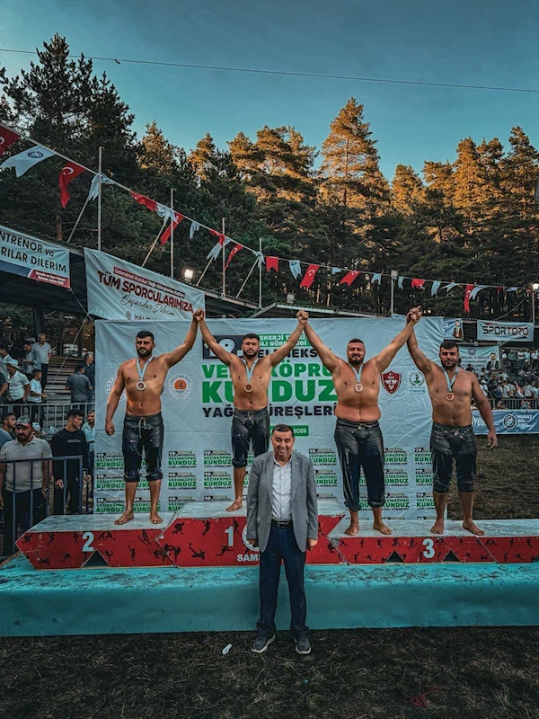 Kemer Belediye güreşçileri kürsüye çıktı