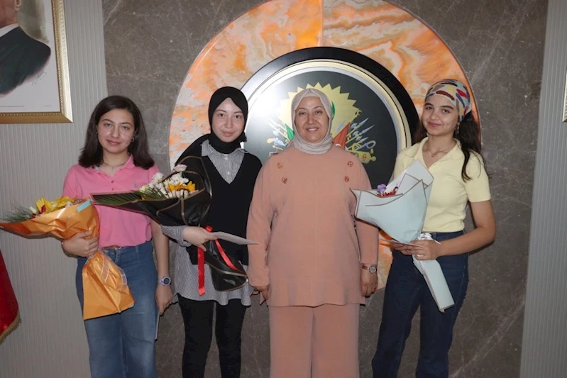 Başkan Seyhan Kılınçarslan, LGS’de Dereceye Giren Öğrencileri Ödüllendirdi