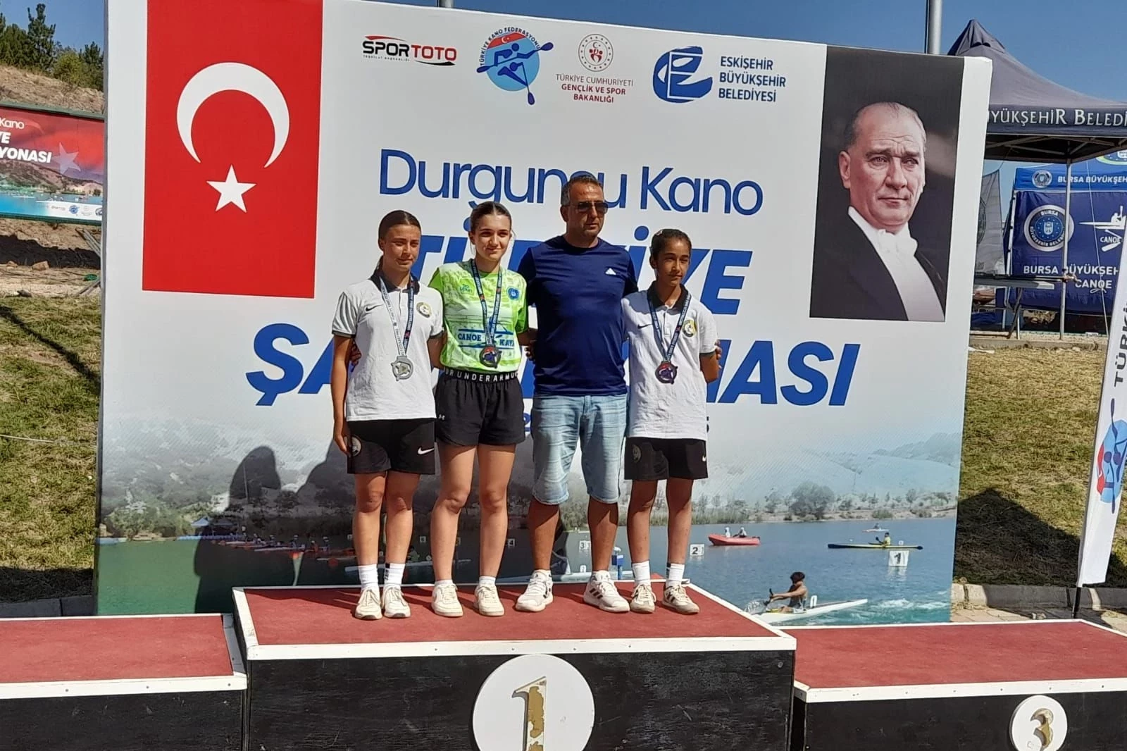 Bursa Büyükşehir Belediyesporlu kanocular madalyaları topladı