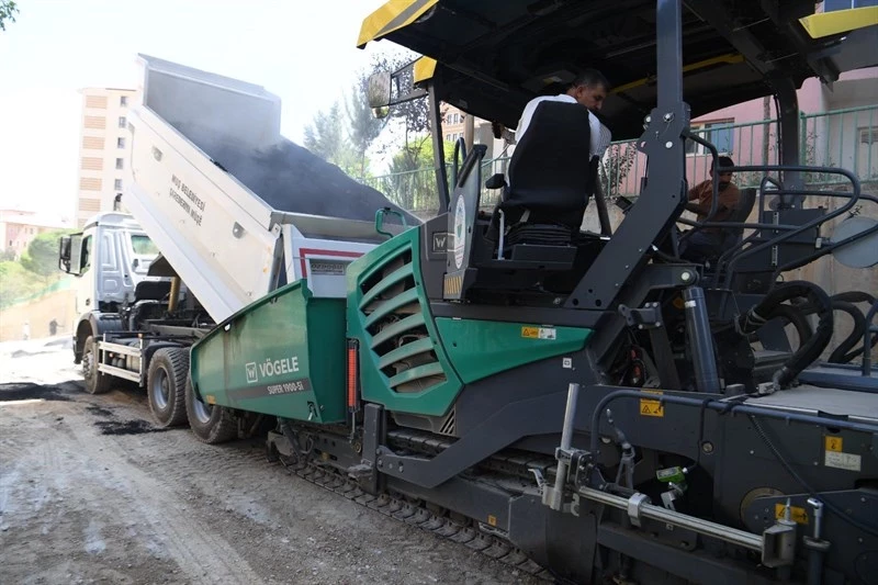 EŞBAŞKAN SÖYLEMEZ, TOKİ KONUTLARINDA DEVAM EDEN ASFALT ÇALAIŞMALARINI YERİNDE İNCELEDİ.
