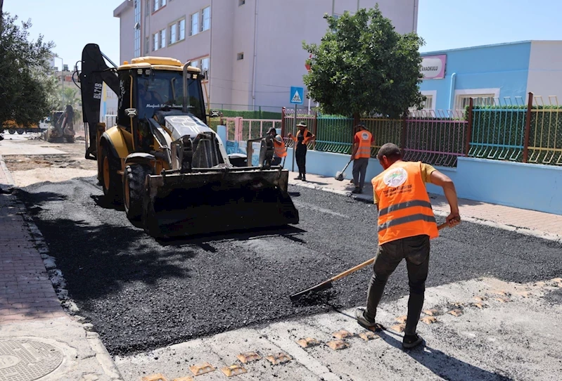 TOROSLAR’DA ASFALT BAKIM VE YENİLEME ÇALIŞMALARI HIZ KESMİYOR
