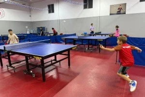 YAZ SPOR OKULLARINDA MASA TENİSİ İLGİ ODAĞI